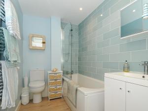 Un baño con inodoro, bañera y lavabo. en Coastal Haven, en Bude 48 fotos más