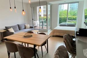 En eller flere senge i et værelse på Monoambiente Edificio DOMUS Full GYM Piscina Infinita Laundry Seguridad24hs