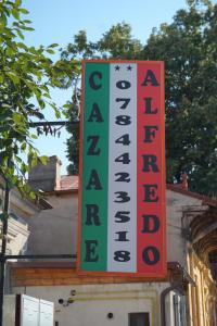 克拉约瓦Cazare Alfredo的建筑物一侧药房的标志