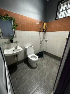 Ένα μπάνιο στο Mango Impian Homestay