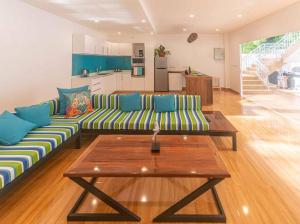 un salon avec un canapé et une table dans l'établissement Amidst tropical plantations and striking mountain views, à Ban Khlong Haeng