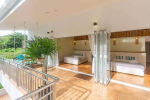 - un salon avec 2 lits et un escalier dans l'établissement Amidst tropical plantations and striking mountain views, à Ban Khlong Haeng