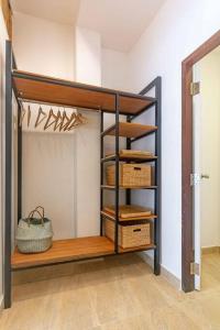 une chambre avec un lit superposé avec des paniers et une étagère dans l'établissement Amidst tropical plantations and striking mountain views, à Ban Khlong Haeng 31 autres photos