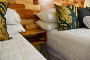 Una cama o camas en una habitación de Casa Ana, Flores Island 114 fotos más