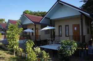 宗通縣的住宿－Bansuan Inthanon Resort，房屋前方设有桌椅