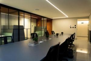 ein Konferenzraum mit einem langen Tisch und Stühlen in der Unterkunft Flats Move - By EasyHost in João Pessoa + 24 Fotos