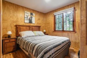 Ένα ή περισσότερα κρεβάτια σε δωμάτιο στο Pucón Rec-Lodge Cabaña Martín Pescador