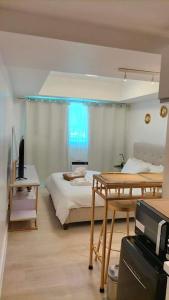 Kama o mga kama sa kuwarto sa Double Deluxe Room with Mount Arayat View at Azure North San Fernando Pampanga