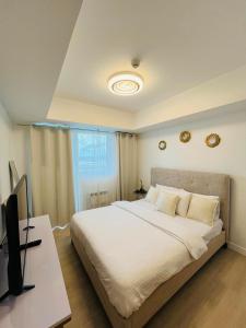 Kama o mga kama sa kuwarto sa Double Deluxe Room with Mount Arayat View at Azure North San Fernando Pampanga