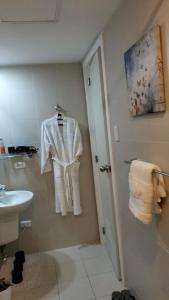 Bathroom sa Double Deluxe Room with Mount Arayat View at Azure North San Fernando Pampanga