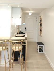 Kitchen o kitchenette sa Double Deluxe Room with Mount Arayat View at Azure North San Fernando Pampanga