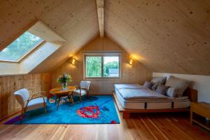 哥达Holz100-Musterhaus Gotha的一间小房子里的卧室,配有一张床和一张桌子