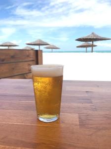 Un vaso de cerveza sobre una mesa de madera. en Apartamento en La Manga, Vistas mar, Wifi, AA, en La Manga del Mar Menor 33 fotos más