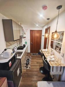 Kuchyň nebo kuchyňský kout v ubytování Baguio Breeze Encore Studio Condo