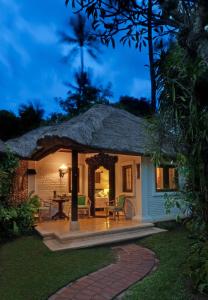 una pequeña casa con patio por la noche en Poppies Bali en Kuta