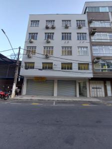 a white building on the corner of a street at Edifício Herminio Muzzi Filho in Timóteo