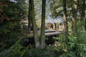 ภาพในคลังภาพของ Glamping tent between two streams ในพริบรัม