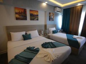 Letto o letti in una camera di Mar Charbel Hotel Cairo