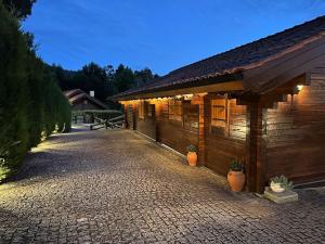 ein Gebäude mit einem Pavillon mit Pflanzen davor in der Unterkunft Chalé do Pinheiro in Cortes + 16 Fotos