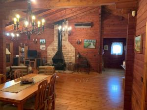ein Esszimmer mit Tisch und Kamin in der Unterkunft Chalé do Pinheiro in Cortes