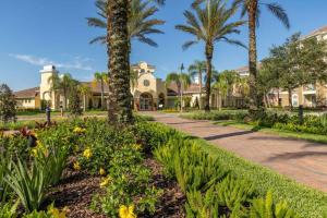 Κήπος έξω από το Modern Vacation Apartment with a Lake View at Vista Cay Resort VC4816