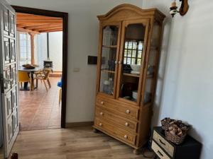 drewniana szafka w pokoju z jadalnią w obiekcie Villa La Era w mieście Fuencaliente de la Palma