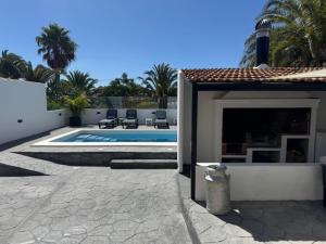 dom z basenem i hydrantem przeciwpożarowym w obiekcie Villa La Era w mieście Fuencaliente de la Palma