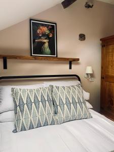 Postel nebo postele na pokoji v ubytování Fryers Cottage Wirksworth, a traditional yet stylish 2-bedroom Peak District cottage