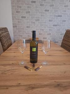 Apartman s terasou italokat is kínál