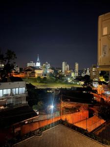 una vista di una città di notte con le luci di Quarto Privativo poucos minutos da Vila Germânica Oktoberfest a Blumenau