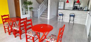 tavolo e sedie rossi in una stanza con cucina di Quarto Privativo poucos minutos da Vila Germânica Oktoberfest a Blumenau