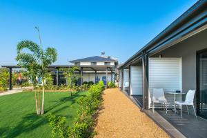 uma vista para uma casa com um quintal em Quality Resort Parkhurst em Rockhampton