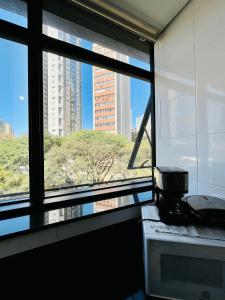 een keuken met uitzicht op de stad vanuit een raam bij LK Lourdes 9 in Belo Horizonte