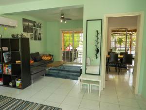 ein Wohnzimmer mit einer Couch und einem Spiegel in der Unterkunft Elite family holiday villa with playground & Ship in Klorakas