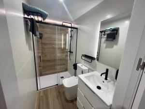 a bathroom with a toilet and a sink and a shower at BAJO A habitación con literas Apartamentos JUAN ROBLEDO Centro Ciudad in Andújar