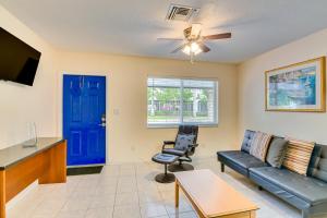 Una sala de estar con un sofá y una puerta azul. en Centrally Located Hallandale Beach Condo, en Hallandale Beach