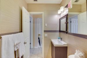 un baño con lavabo y espejo en Centrally Located Hallandale Beach Condo, en Hallandale Beach 16 fotos más