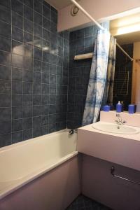 une salle de bain avec un lavabo et une baignoire et un lavabo dans l'établissement Résidence Plein Soleil Ii - studio cabine 4 personnes MAE-2850, à Orcières