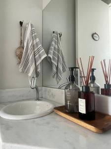 a bathroom counter with a sink and a mirror at Beira-Mar de Atlântida: Conforto Completo in Xangri-lá