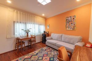 una sala de estar con un sofá y una mesa en Nokal Exclusive Stay, en Ciudad de México