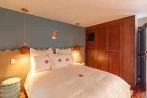 Un dormitorio con una gran cama blanca con almohadas. en Nokal Exclusive Stay, en Ciudad de México 37 fotos más