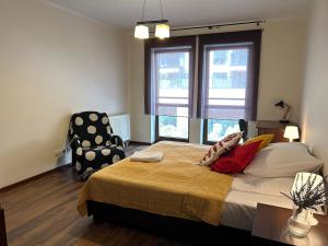 Un dormitorio con una cama grande y una silla. en Old Town Apartments - free parking Przemysłowa str, en Cracovia