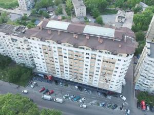 キシナウにあるAiRPORT APARTMENTS TAXIの屋根付きの大きな建物の上面
