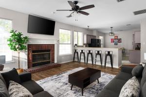 TV tai viihdekeskus majoituspaikassa Hidden Gems with Pool and Game room