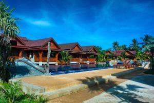 Poolen vid eller i närheten av Sangsawan Palace Khaolak Resort