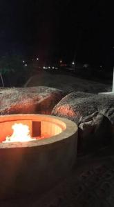 a fire pit at night next to some rocks at Chalé Encontro das Pedras na Serra in Serra de São Bento
