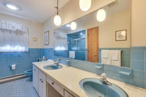 Ένα μπάνιο στο Watertown Home with Yard 1 Mi to Echo Lake Park! +20 φωτογραφίες