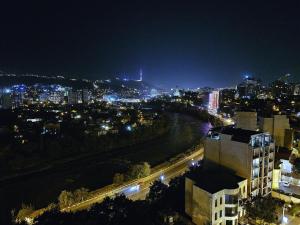 Nespecifikovaný výhled na destinaci Tbilisi nebo výhled na město při pohledu z apartmánu