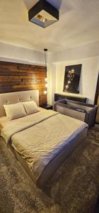 a bedroom with a large bed and a desk at Eclipsei ApartHotel in Popeşti-Leordeni