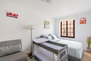 Un pat sau paturi într-o cameră la Grand logement 38m2, Aéroport Paris CDG, Disneyland Paris 20min, Parc Astérix, 1 Chambre, 1 Salon